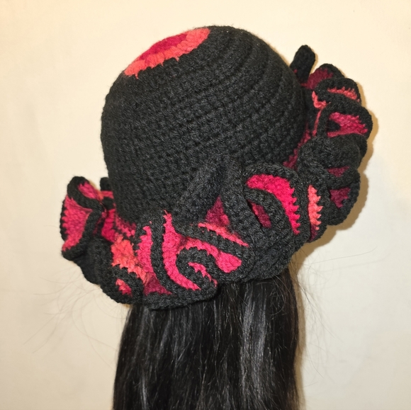 Crochet ruffle hat - Picture 5 of 6